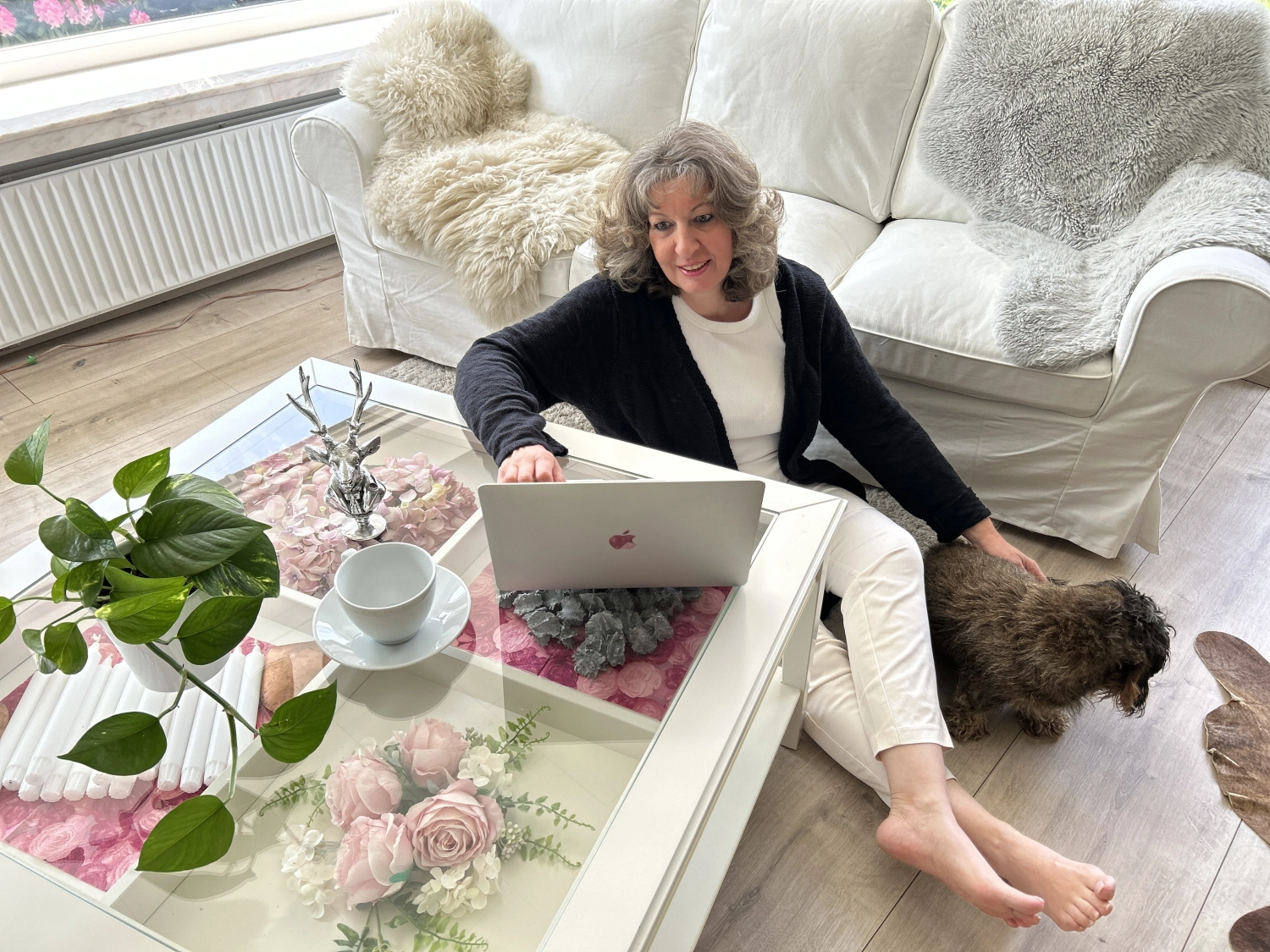 Verena Blumberg mit ihrem Laptop